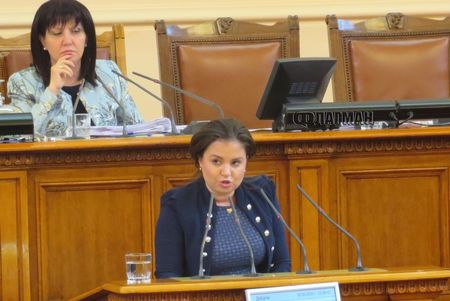 Бургаска депутатка: Младежта отсъства от визията на БСП – видно е, че нямат сериозен интерес по темата