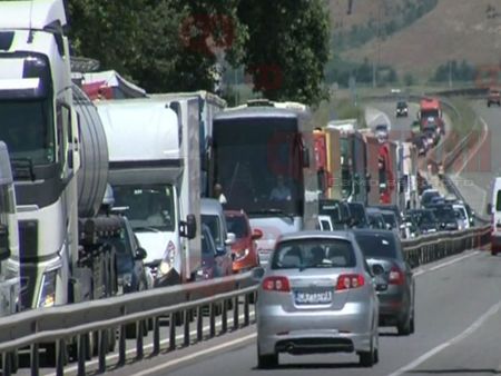 Стотици хиляди българи тръгват на път преди почивните дни, възможни са задръствания