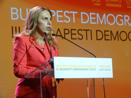 Вицепремиерът Марияна Николова: Демографската ни  политика е насочена към цялото население на България