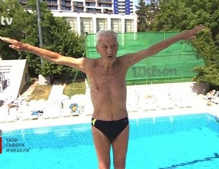 91-годишен бургазлия печели златни медали по плуване
