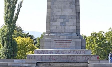 За 9 септември - Надраскаха паметника на Съветската армия в София