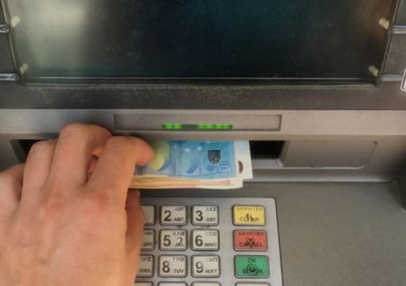 Банкомат в Хърватия взе да бълва пари, полицаи събраха над 10 бона