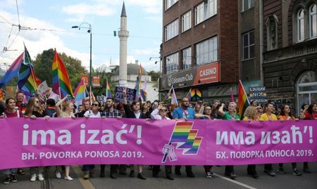 1000 полицаи охраняваха първия гей парад в Босна
