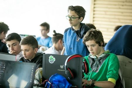 Стартират безплатни курсове по програмиране и дигитални науки в 5 бургаски училища