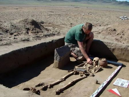 Изумително: 2100-годишен „iPhone“ е открит в гроба на младата жена