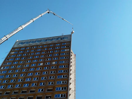 Огромна вишка "атакува" най-високия хотел в Бургас, вижте защо