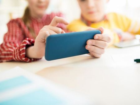 Децата ни са все по-депресирани заради смартфоните. Как да им помогнем?