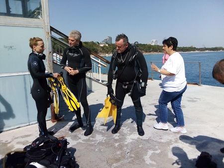 Зам.-министър чисти морското дъно с водолазен костюм