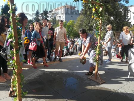 Първият учебен звънец удари! Математическата гимназия в Бургас посрещна учениците с обновени класни стаи