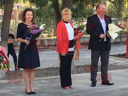 Зам.-кметът Йорданка Ананиева откри учебната година в двете най-важни училища за бургаския жк „Лазур“