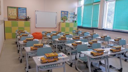 Всички 2000 бургаски първокласници бяха посрещнати днес в обновени и модерни оборудвани учебни стаи