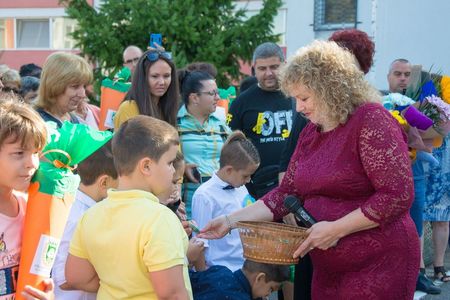 Истински празник за учениците в Камено: Приказен герой ги посрещна в първия учебен ден