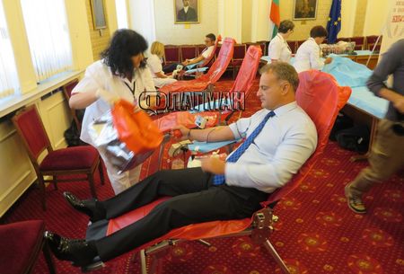 Депутати се втурнаха да даряват кръв
