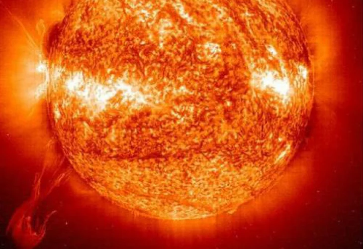 Изплашени астрономи: Огромни пукнатини по Слънцето вещаят края на Земята