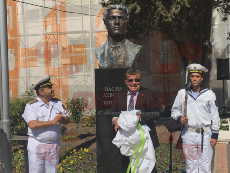 Исторически ден на Независимостта! Бюст-паметници на Ботев и Левски намериха своето място в Камено