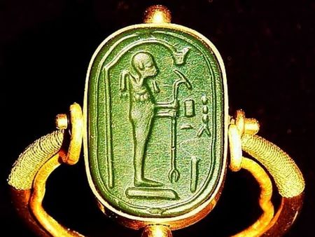 Тутанкамон управлявал Египет с извънземни, пръстен доказва това?