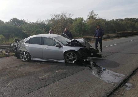 Хонда се заби в дърво след засечка от черно БМВ на пътя Бургас – Поморие