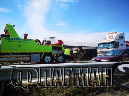 Затварят пътя Ветрен - Бургас заради катастрофирал ТИР