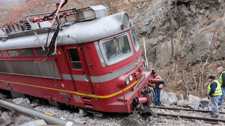 Влакът от Бургас за София се е блъснал в камъни край Твърдица