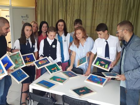 Седмокласници от ОУ "Коджакафалията" подариха свои картини на УМБАЛ Бургас