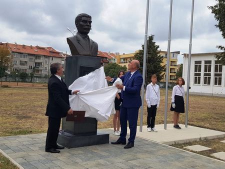СУ „Иван Вазов” Поморие вече има впечатляващ бюст паметник на своя патрон