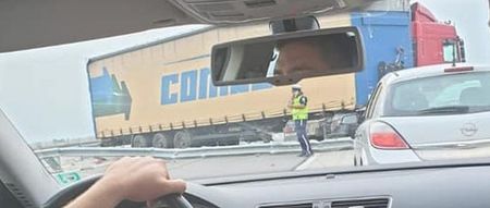 Камион се обърна на магистрала Тракия, спряха движението