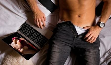 Защо мъжете пращат голи снимки в мрежата