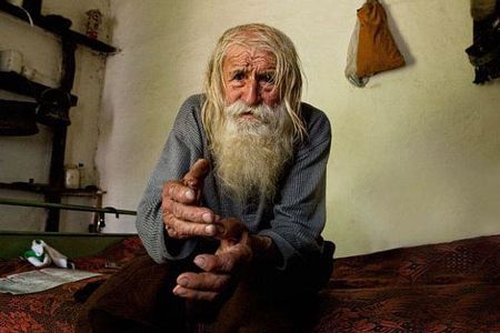 Освещават храм, подпомогнат от дядо Добри