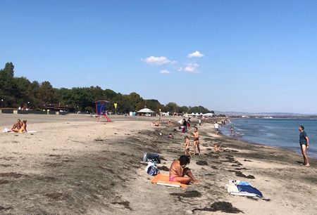 Бургазлии откриха собствения си летен сезон - морето е тава, на пясъка - тайфа