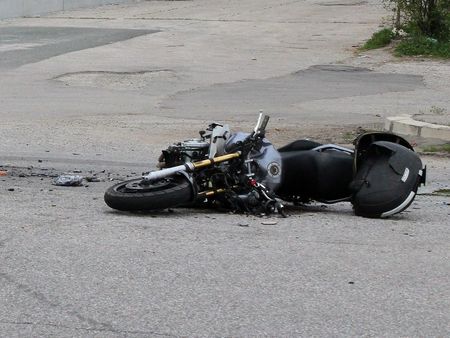 Голяма трагедия! 24-годишен с мотор се заби в автобус, загина на място