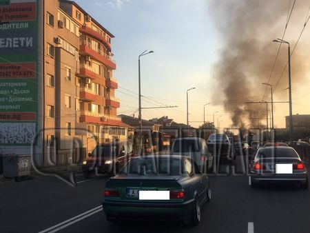 Извънредно! Микробус пламна в движение в жк „Меден рудник“, затапи бул. „Захари Стоянов“