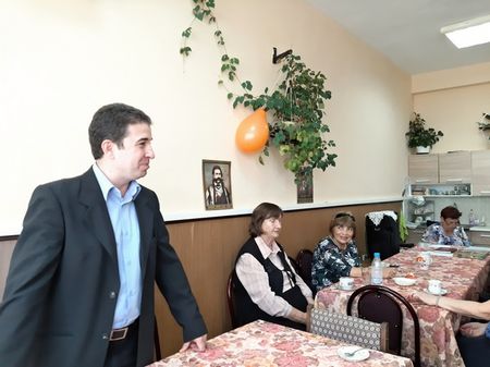 Николай Тишев и Живко Господинов поздравиха възрастните хора в жк. "Меден рудник" по повод празника им
