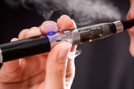 Множат се смъртните случаи заради електронните цигари