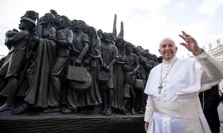 Папа Франциск откри статуя, посветена на мигрантите