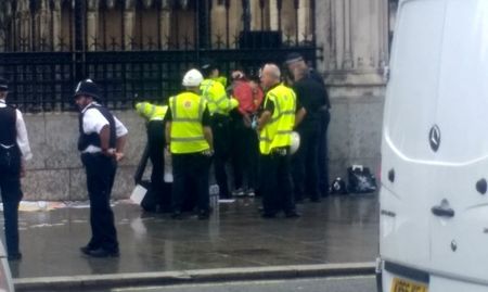 Задържаха мъж, залял се с бензин пред парламента в Лондон
