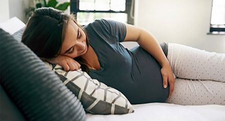 Бременните, които спят настрани, са с по-големи шансове да имат здраво бебе