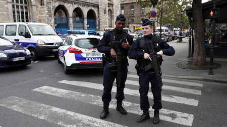 Кървава атака в Париж, застреляха нападателя