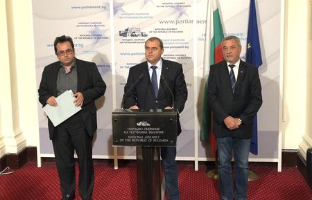 Вдъхновени от Тръмп: Депутати искат забрана на даренията от „Америка за България" към магистратите
