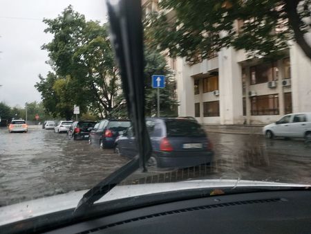 Бургас след пороя: Няколко улици се наводниха, но вече се минава спокойно