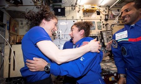 Две жени излизат в открития космос този месец