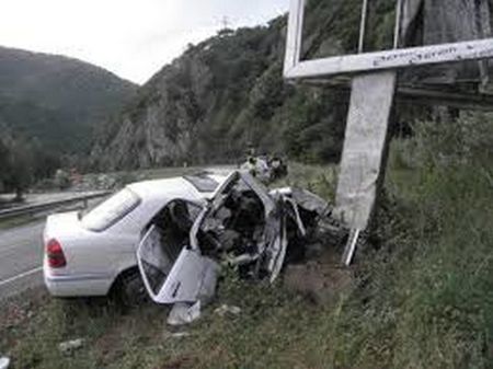 Ауди се заби в билборд на пътя Варна-Бургас, 16-годишно момиче е с опасност за живота