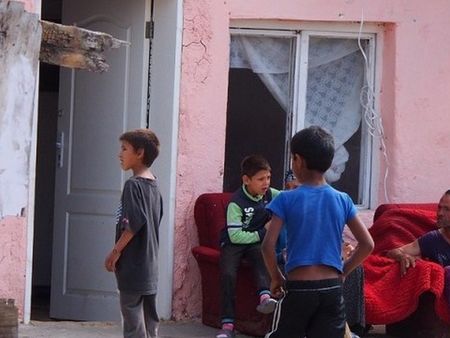 Карнобатски цигани изпаднаха в паника, прибират децата си от училище, за да не им ги вземат социалните