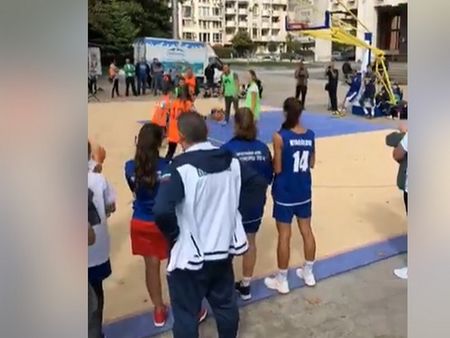 Центърът на Бургас се превърна в баскетболна арена, десетки се включиха в Купа Бойчо Брънзов
