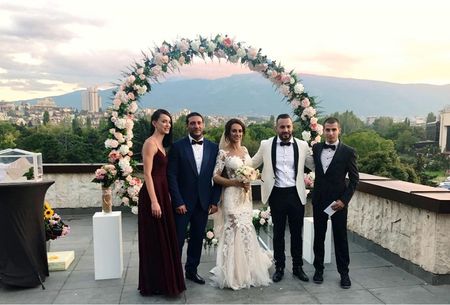 Митака и Джулия гъзареят с две ферарита на сватбата си