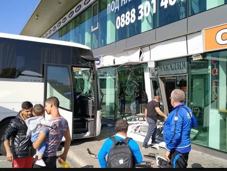 Извънредно! Автобус се вряза в Автогара "Сердика" в София