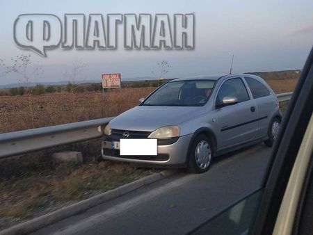 Разсеяна блондинка се заби в мантинела край Бургас