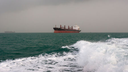 Взривове избухнаха на борда на ирански петролен танкер