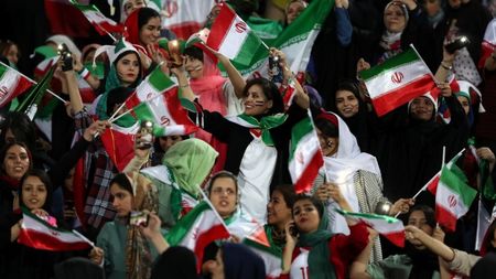 Иран пусна жени на футболен мач за пръв път от 40 г.