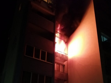 Ексклузивни кадри от огнената стихия в жк "Меден рудник"! 44-годишният Руслан оцеля по чудо след скок от третия етаж