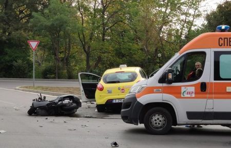 Такси отнесе мотопед във Варна, един човек загина